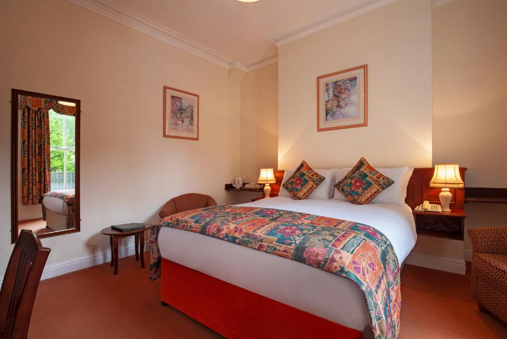 剑桥阿伦德尔官邸酒店的酒店客房设有床和窗户。