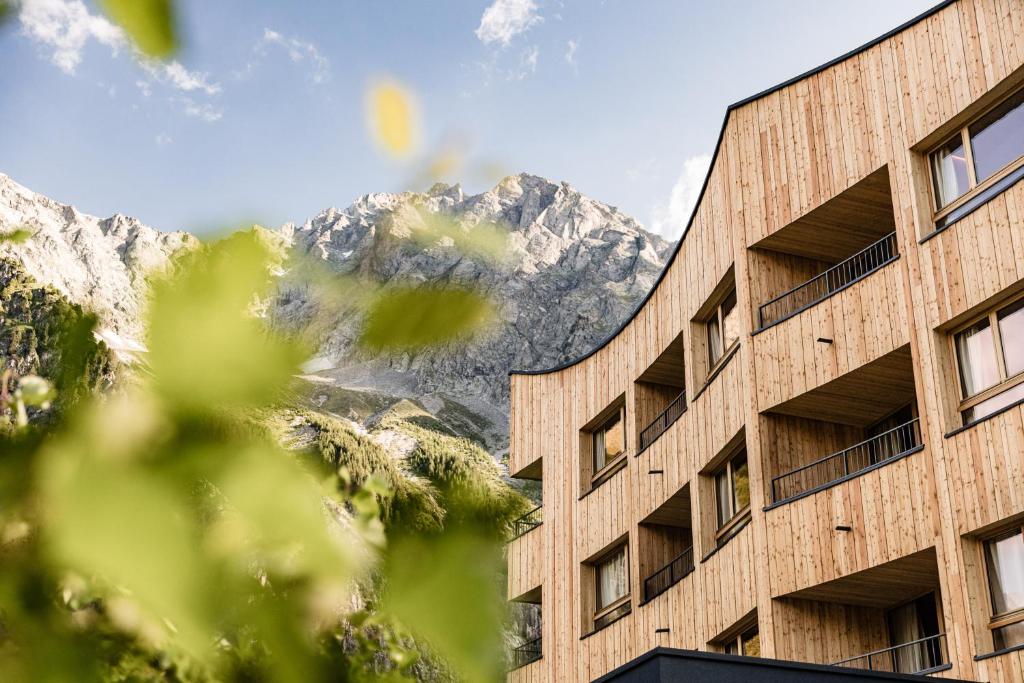 安泰塞尔瓦·迪·梅佐Falkensteiner Hotel Antholz - Adults only的一座山底建筑