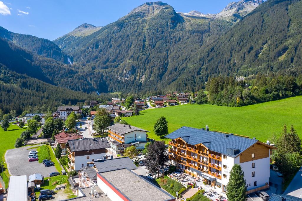 克里姆尔Hotel Post Krimml的享有山脉村庄的空中景致