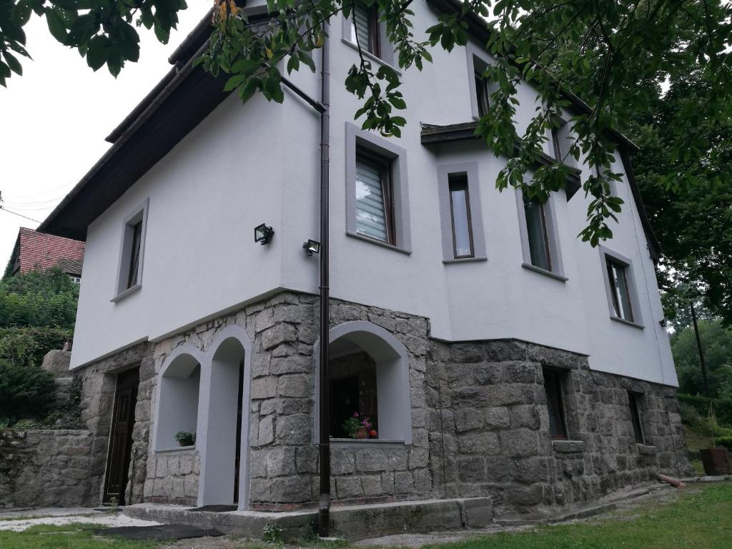 斯克拉斯卡波伦巴Willa Sielsko Anielsko的白色的石制房子