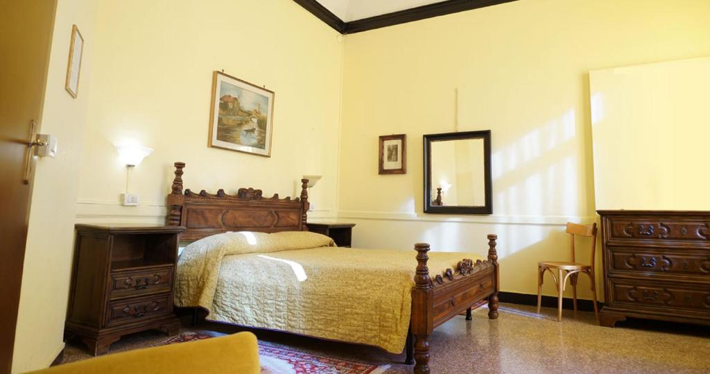 威尼斯B&B Corte Campana的一间卧室配有一张床、梳妆台和镜子