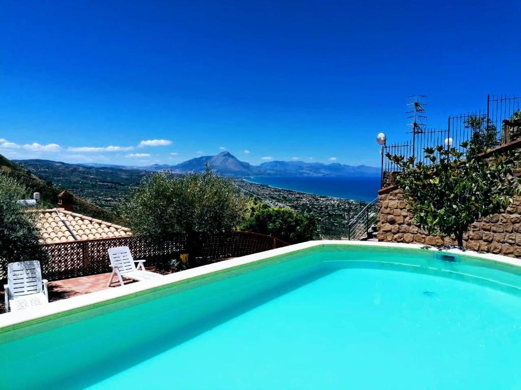 切法卢Villa Verde的山景游泳池