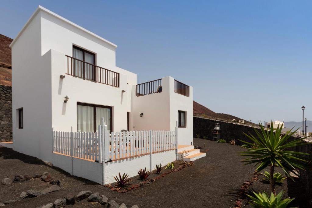 SooLanzarote Natura Houses的前面有栅栏的白色房子