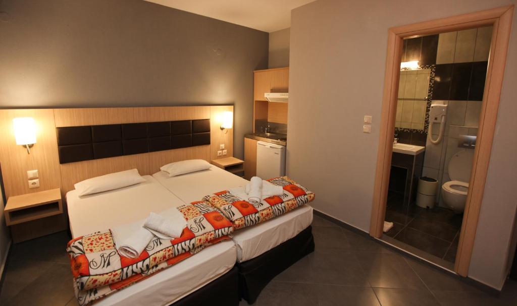 萨索斯Mironi & Victoria Hotel的一间酒店客房 - 带一张床和一间浴室