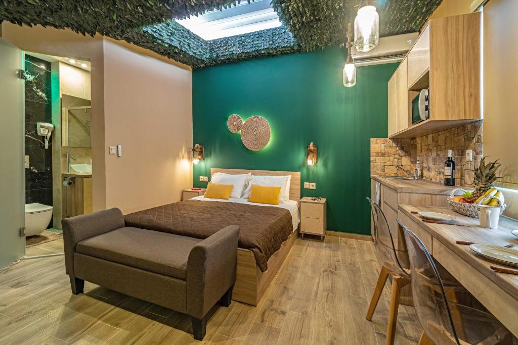 雅典Cool Style Private Apartments的一间卧室设有一张床和一间浴室。