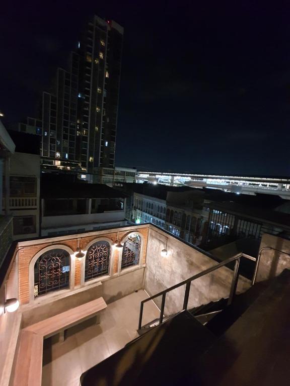曼谷Station8 Hostel的夜晚灯光下的建筑物景观