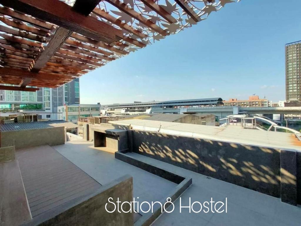 曼谷Station8 Hostel的从车站酒店的屋顶上可欣赏到风景