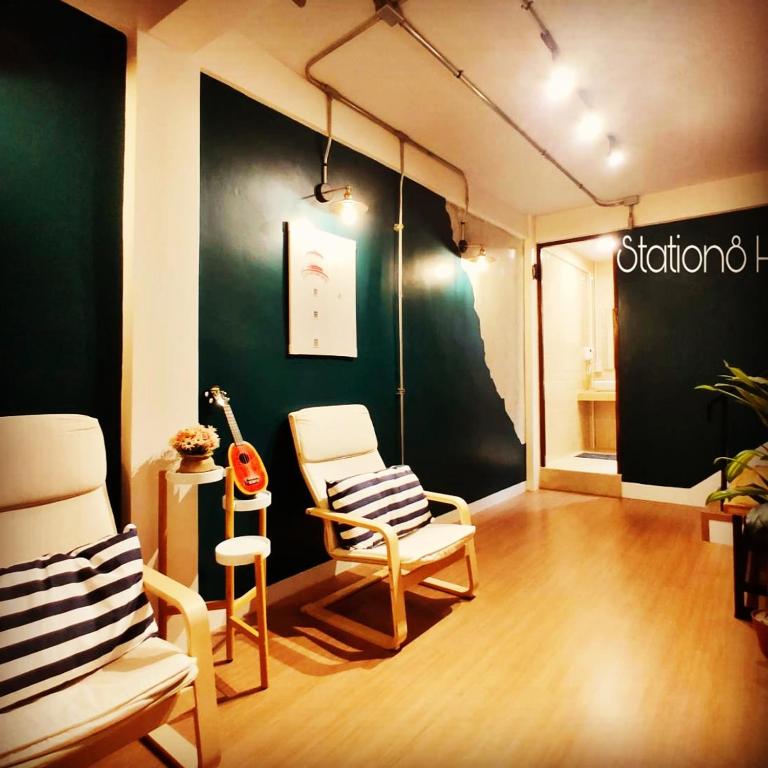 Station8 Hostel的休息区
