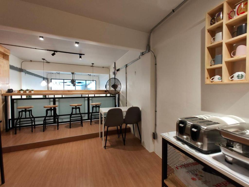 Station8 Hostel的厨房或小厨房