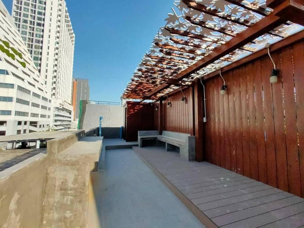 Station8 Hostel的阳台或露台