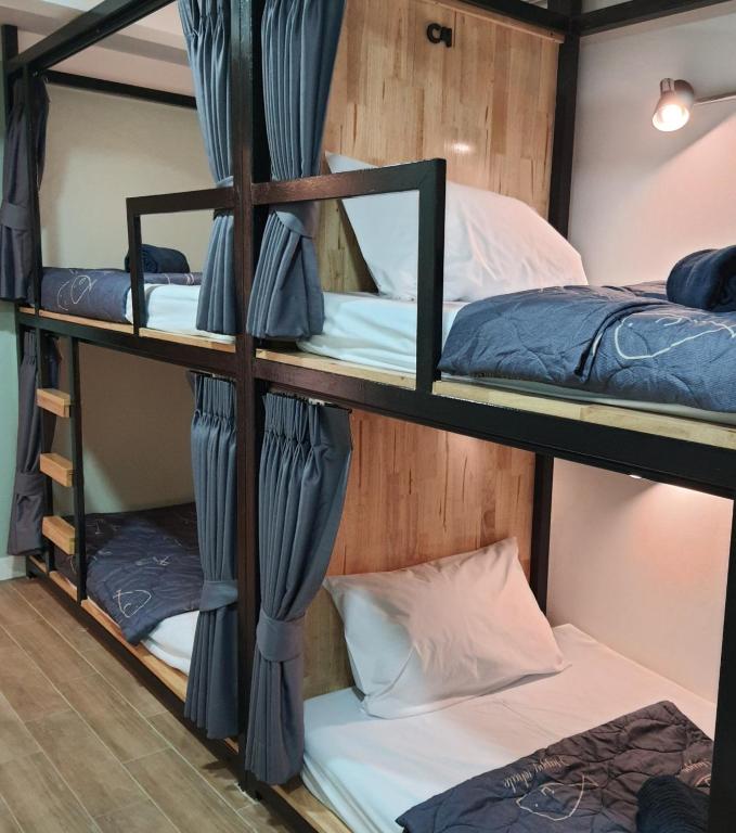 Station8 Hostel客房内的一张或多张床位