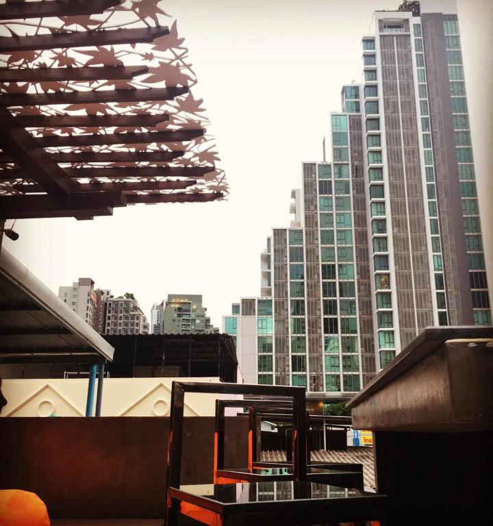 Station8 Hostel的阳台或露台