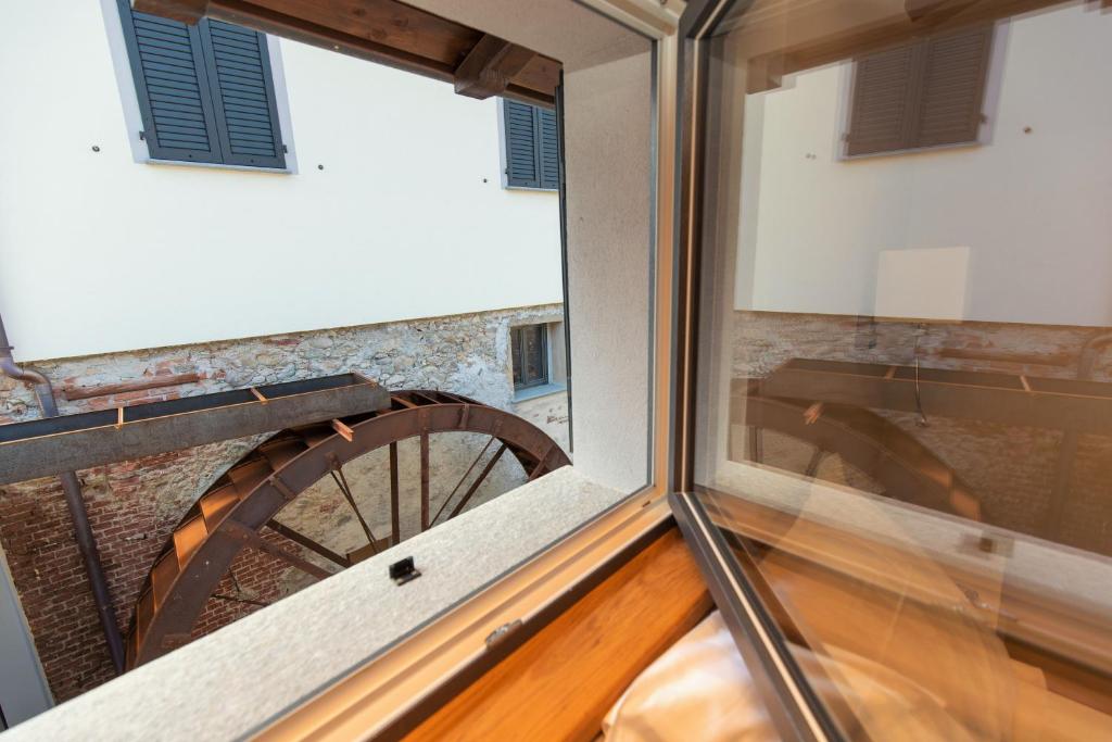 CarcareEr Mirin - Il Mulino di Carcare Hotel的阳台享有大楼的景致,设有窗户。