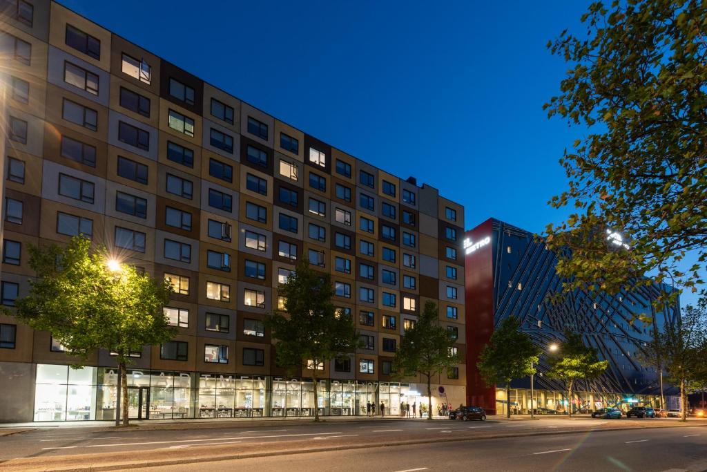 哥本哈根卡宾公寓式酒店的夜幕降临的城市街道上