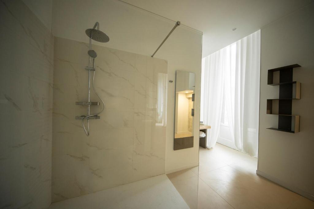 巴里BARI 102的带淋浴的浴室和玻璃墙