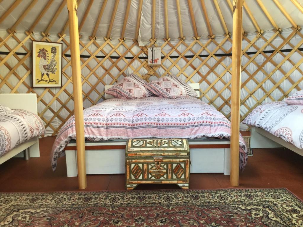 NassietYourtes Lacroutz的蒙古包内一间卧室,配有一张床