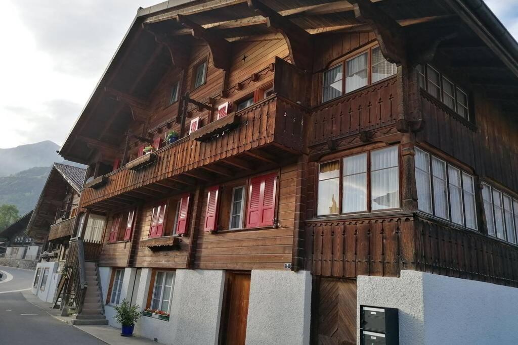 BrienzwilerFerien im Paradies的一座木制建筑,其一侧设有阳台