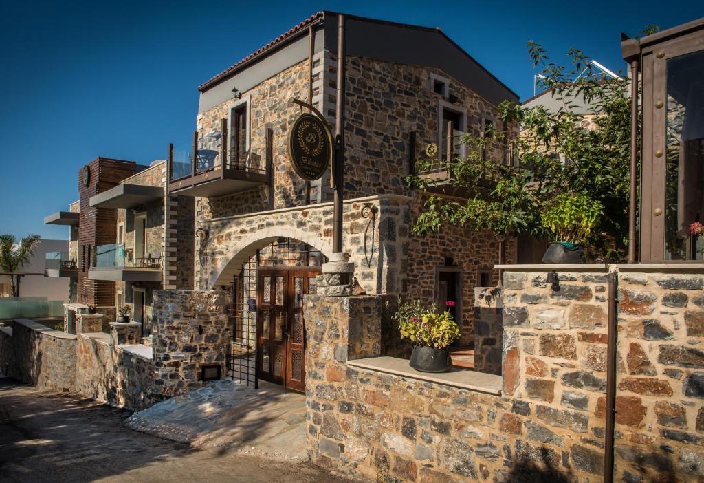 赫索尼索斯巴萨米克传统套房酒店的街道上带有拱门的石头建筑