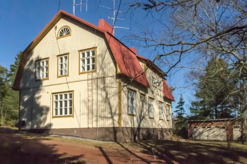 IniöVilla Högbo的一座红色屋顶的老房子