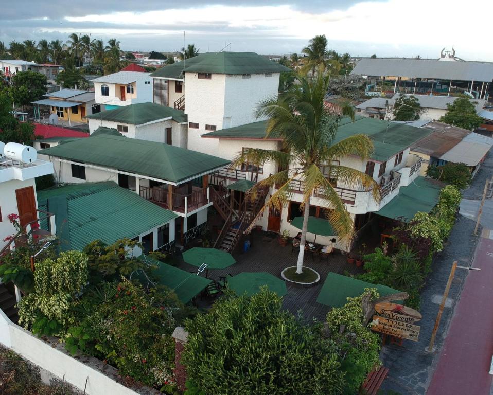 比亚米尔港加拉帕戈斯圣维森特饭店的享有小镇的空中景致,设有房屋