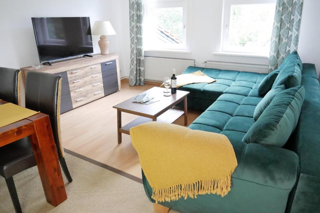 戈斯拉尔Ferienwohnung Werenberg Goslar的客厅配有绿色沙发和电视