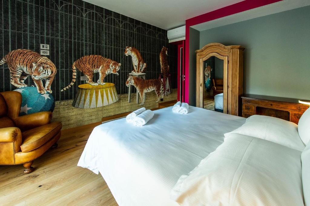 的里雅斯特The Lion's Den BnB的一间卧室配有一张床,并拥有动物壁画