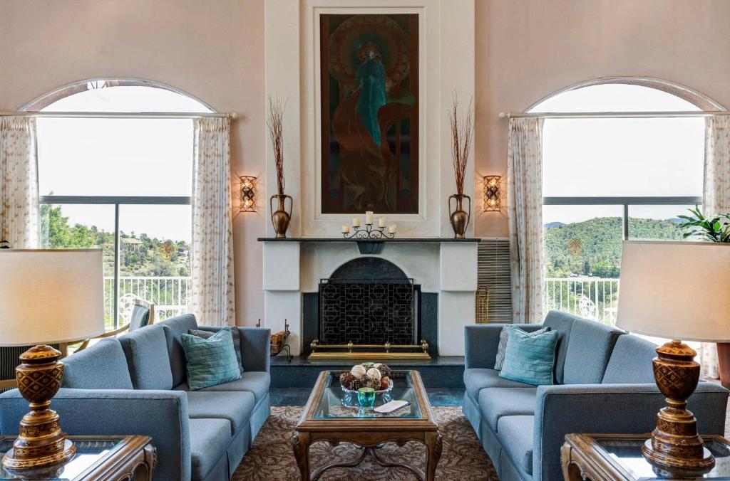 普雷斯科特森林别墅酒店的客厅设有蓝色的沙发和壁炉