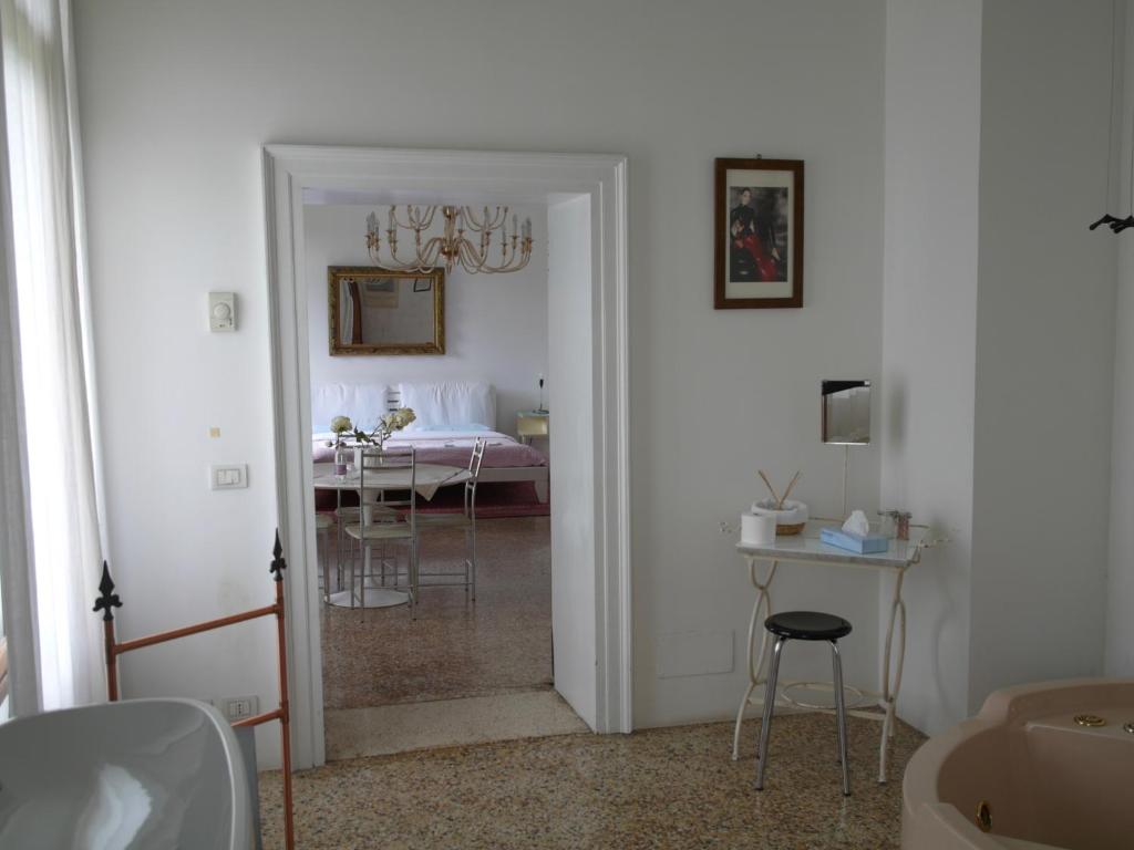 Rosà贾尔迪诺亚佩里住宿加早餐旅馆的客房设有带桌子和床的卧室