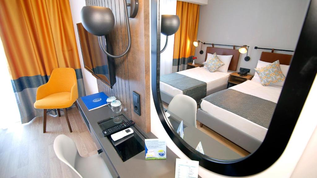 Ramira Joy Hotel客房内的一张或多张床位