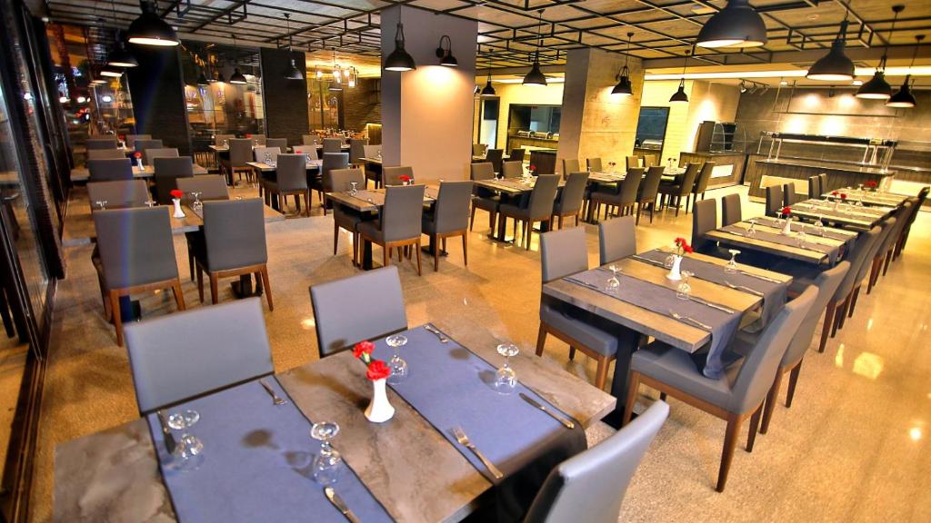 Ramira Joy Hotel餐厅或其他用餐的地方