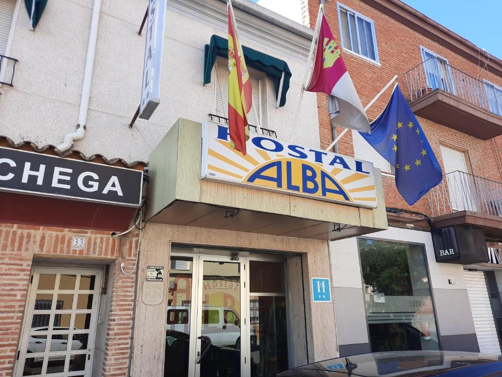 阿尔巴塞特阿尔巴旅馆的前面有旗帜的餐厅的标志