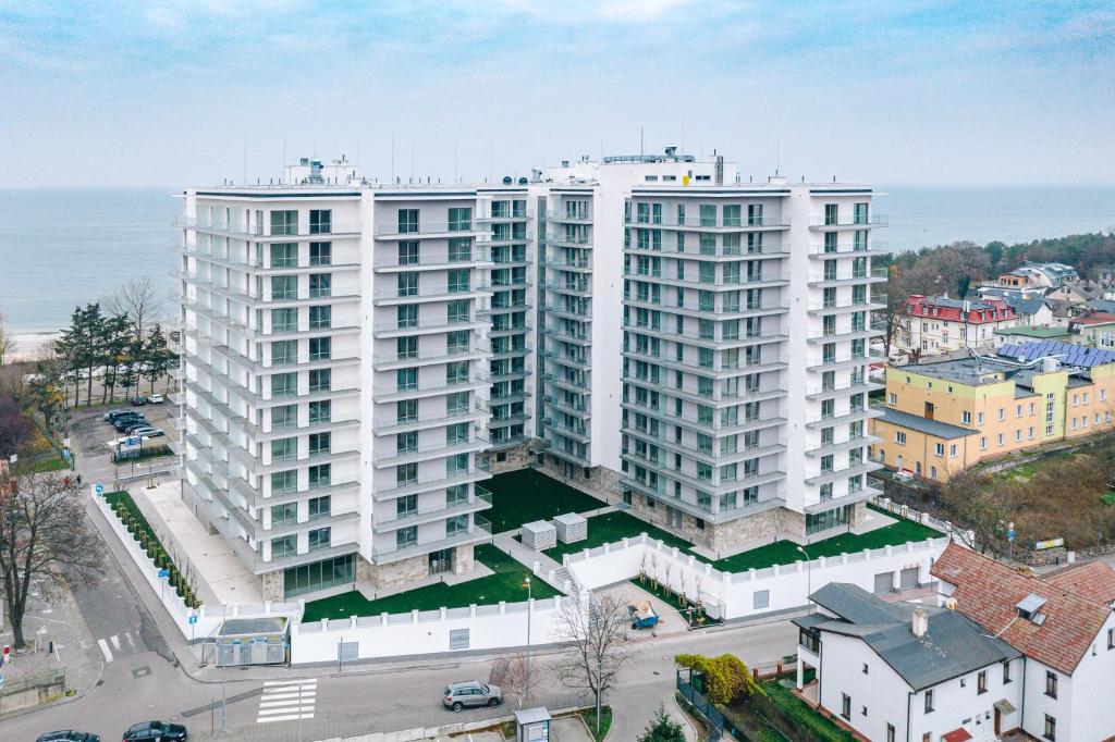 米兹多洛杰Balticus Apartamenty Promenada Gwiazd 14的两座高大的白色建筑的空中景观