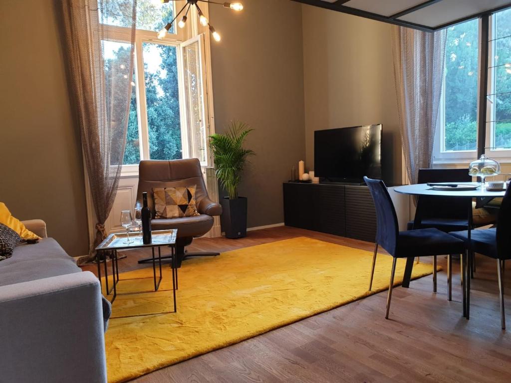 奥帕提亚Apartment Sea Promenade - Opatija center的客厅配有沙发和桌子