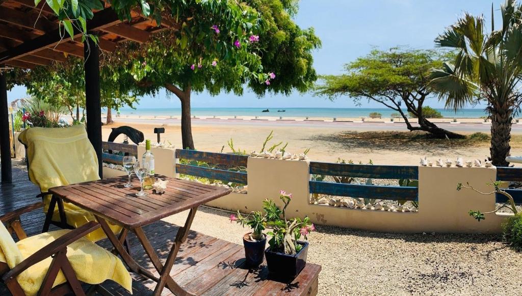 棕榈滩阿鲁巴日落海滩一室公寓酒店的海滩旁的桌椅