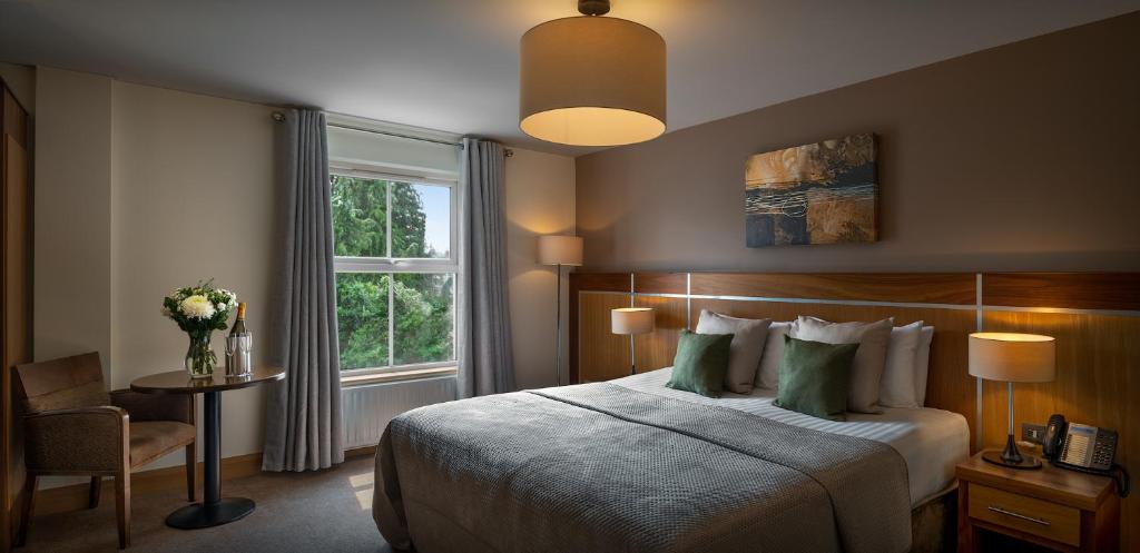 恩尼斯基林韦斯特维尔酒店的酒店客房设有床和窗户。