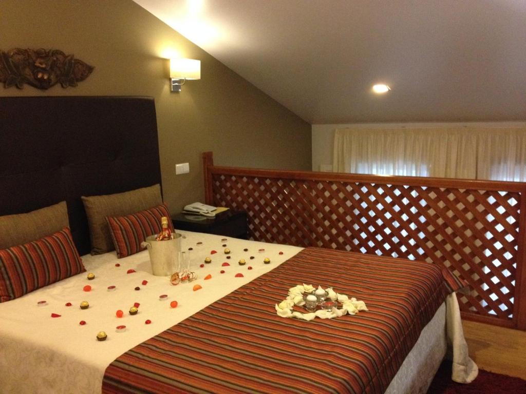 查韦斯卡蒂娅酒店的一间卧室配有一张带花瓣的床。