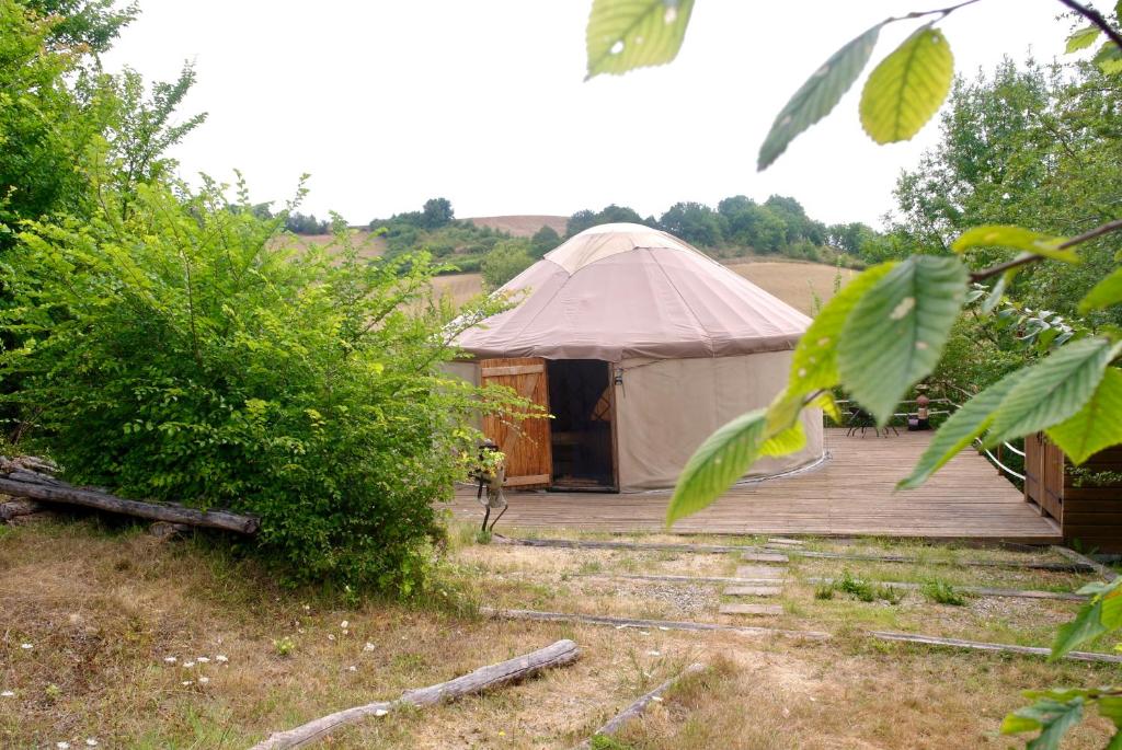 Saint-Urcissele cri de la yourte的圆顶帐篷,在田野上设有木甲板