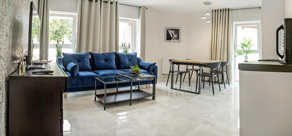斯扎瓦诺泽德霍Corso No 7 APARTMENT的客厅配有蓝色的沙发和桌子