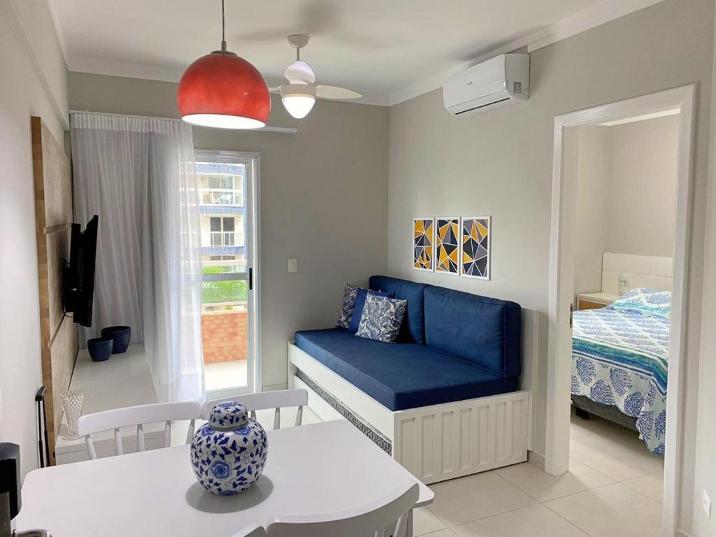 圣劳伦斯海滨Boulevard Riviera Flat的客厅配有蓝色的沙发和床。