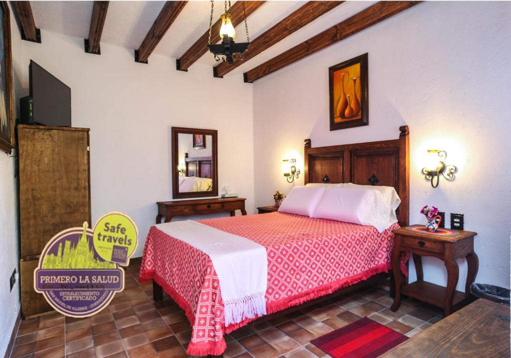 圣米格尔-德阿连德El mesón del Quijote的一间卧室配有一张床和一台电视。