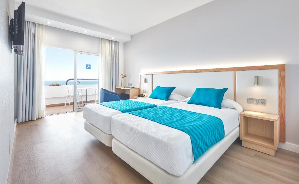 阿雷西费兰斯洛特酒店的一间卧室设有一张大床,享有海景