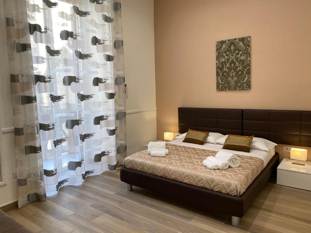 那不勒斯Luxury B&B Sun Art Naples的一间卧室配有带2条毛巾的床