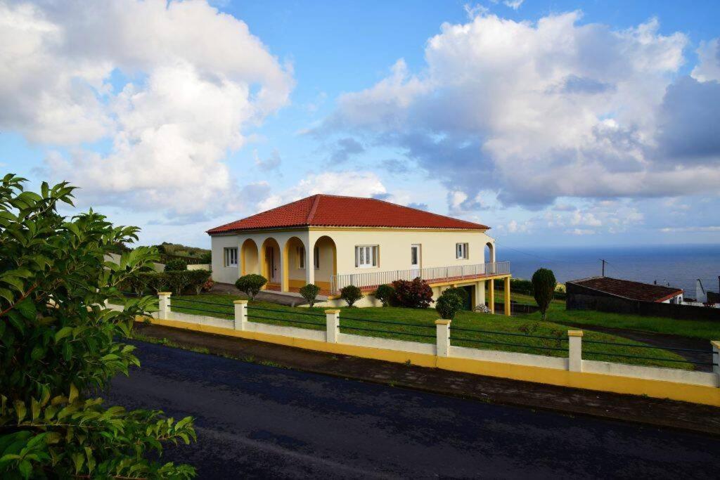 Feteira PequenaCasa dos cinco sentidos的海滨白色房子,有红色屋顶
