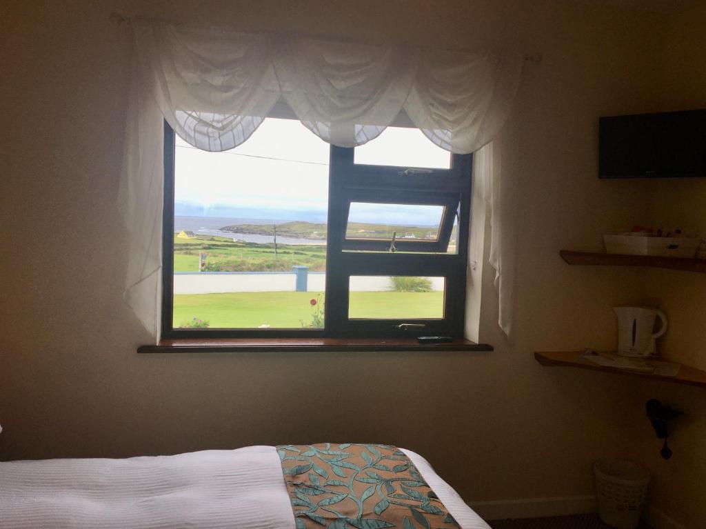 AllihiesBeach View Bed & Breakfast的一间卧室设有海景窗户