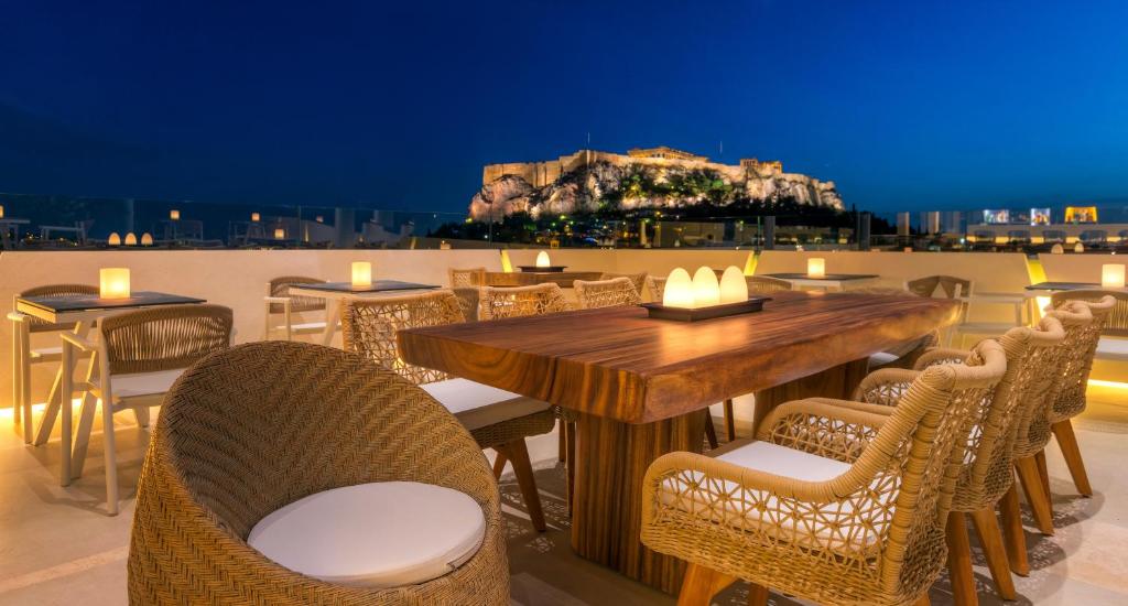 雅典中央大酒店的一间带桌椅的餐厅和一个城堡