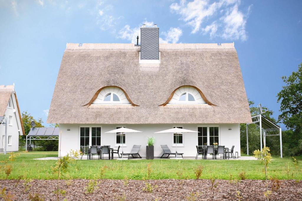 佩佩洛Reetidyll am Haff的白色的茅草屋顶房屋
