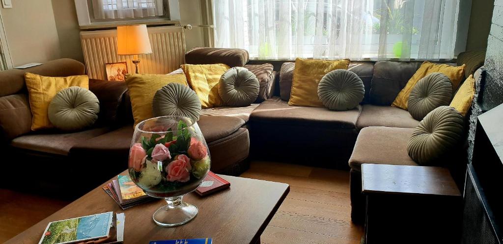 鲁瑟拉勒R住宿加早餐旅馆的客厅配有沙发和带葡萄酒玻璃的桌子
