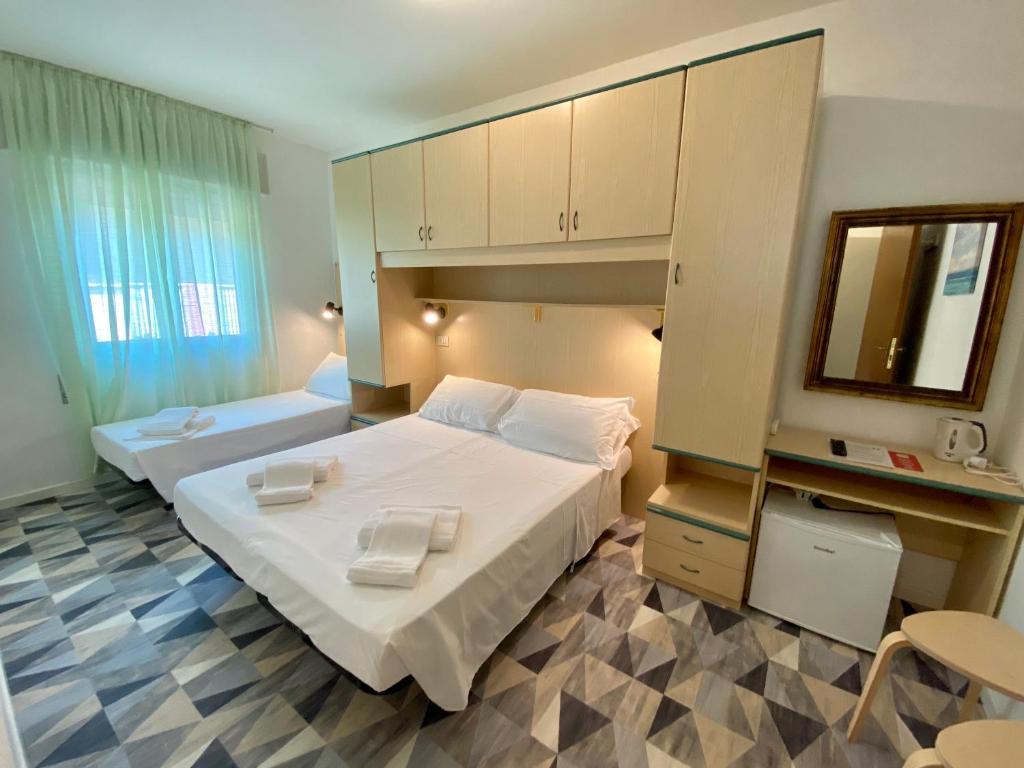 卡奥莱Giovanna Rooms的酒店客房,设有两张床和镜子