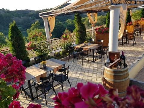 桑丹斯基克洛希奥精品酒店的一个带桌椅和一束鲜花的庭院
