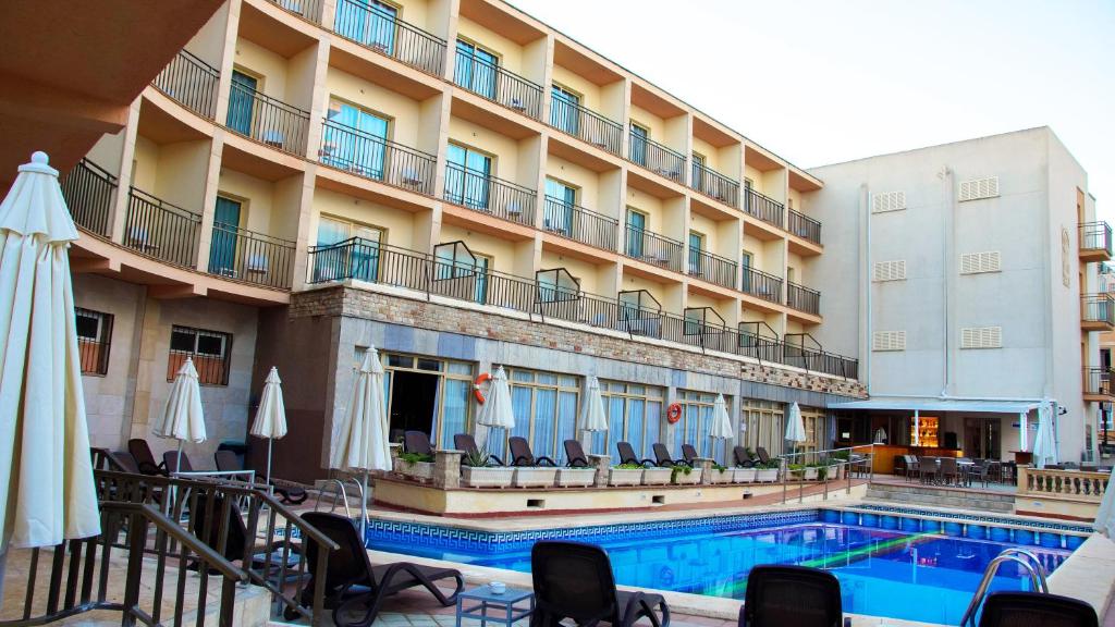 埃尔阿雷纳尔鸢尾花酒店的大楼前设有游泳池的酒店